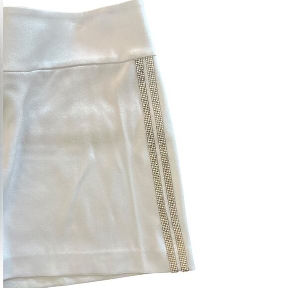 NWOT ALICE + OLIVIA Donald Crystal-Embellished White Satin-Crepe Shorts – Sz 14 - Picture 8 of 9